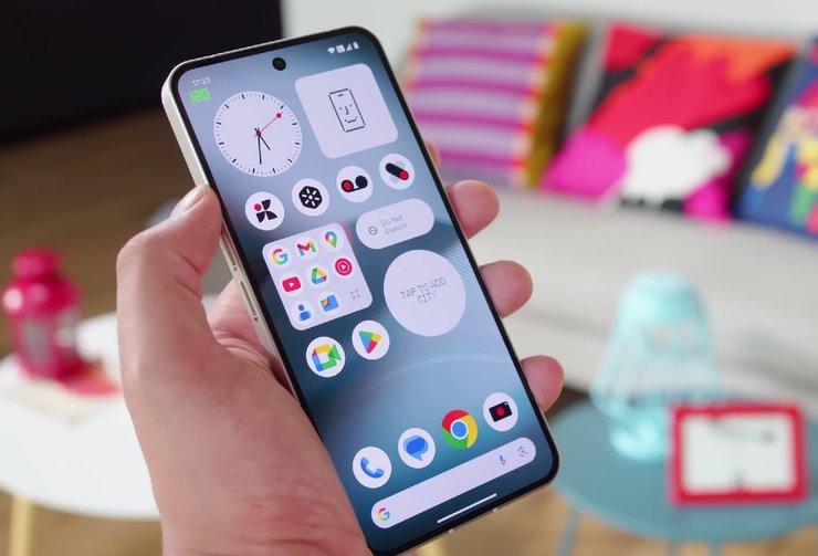 Главный экран смартфона Nothing Phone 3