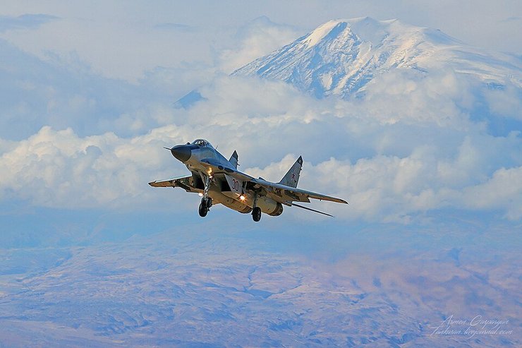 МиГ-29 на фоне горы Арарат в Армении