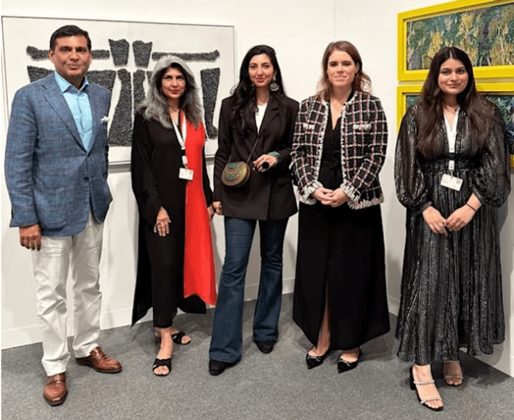 Євгенія Йоркська вишуканому образі від Chanel зʼявилась в одній із галерей в Арабських Еміратах