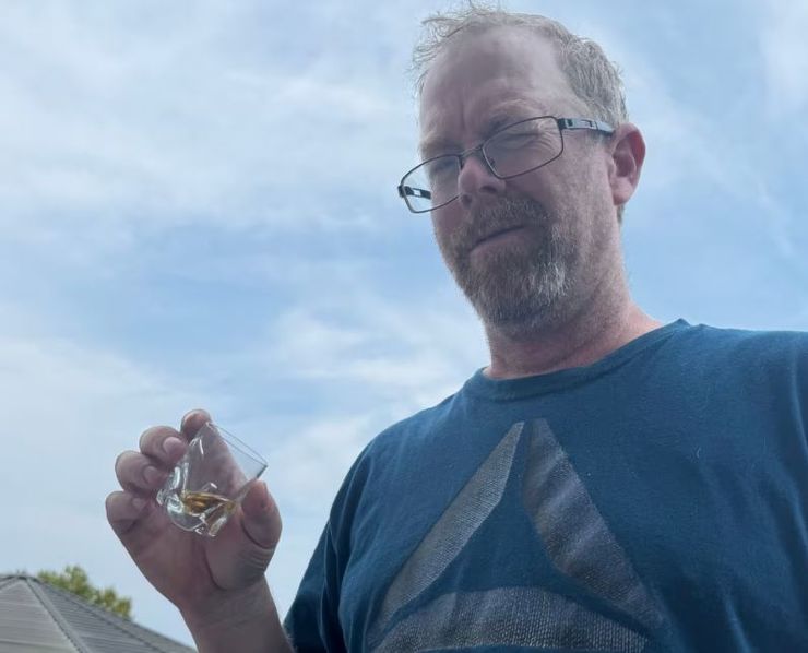 На дне озера нашли затонувшее авто с сокровищами внутри, машина с бутылками виски столетней давности, интересные истории