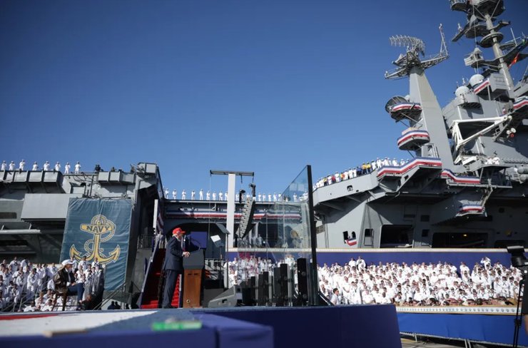 Трамп на авианосце