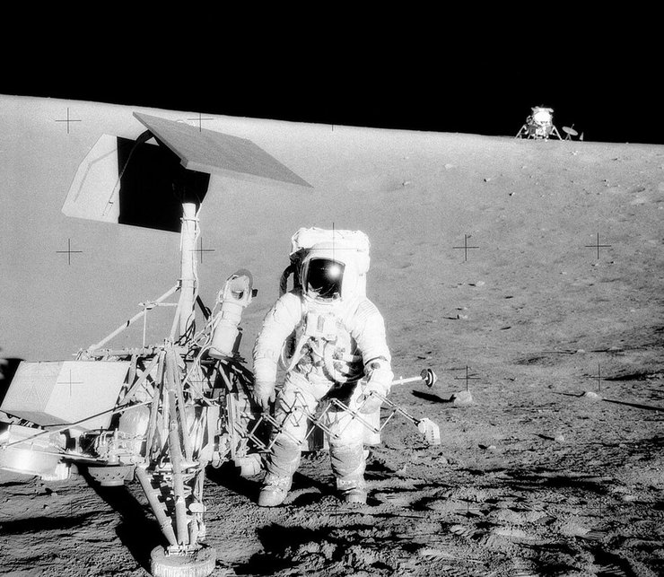 Апоолон-12 астронавти