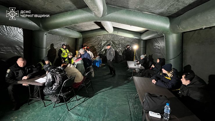 У Чернігові внаслідок атаки РФ 8 грудня в районі події розгорнули Пункт Незламності.