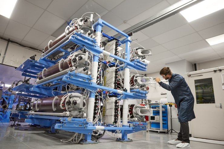 лазерна установка, вчені