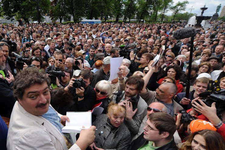 Писатель Дмитрий Быков с поклонниками
