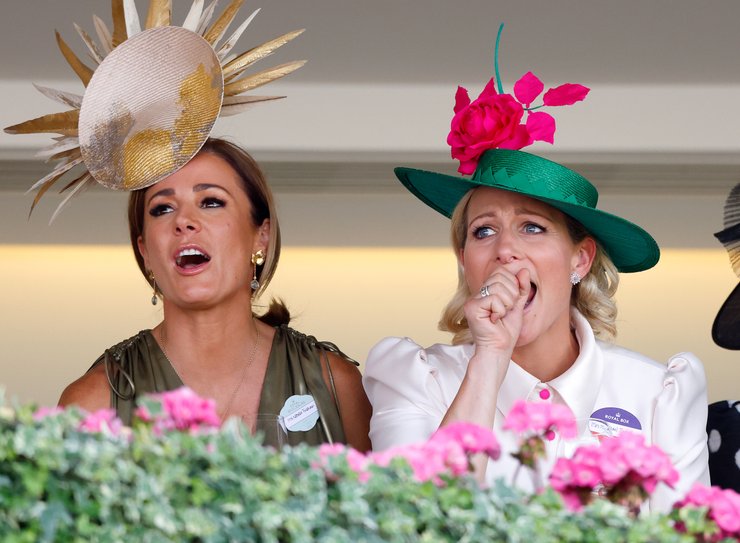 Зара Тиндалл и Натали Пинкхэм наблюдают за скачками из королевского ложе.