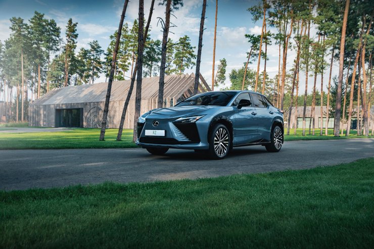 В новом RZ 450e сохранено и усовершенствовано все лучшее, чем прославился японский бренд