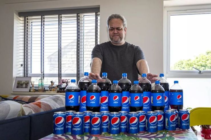 Мужчина на протяжении 20 лет ежедневно пил газированные напитки, что произошло с его внешностью и организмом за это время