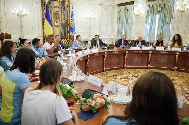 Зеленский вручил спортсменам государственные награды за Олимпиаду-2020