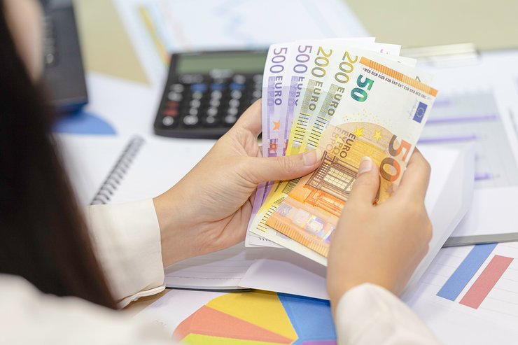 Євро в Україні дорожчає на тлі укріплення курсу євро до долара США