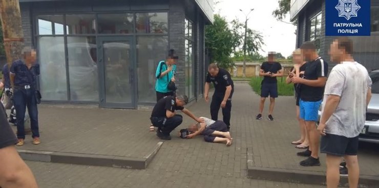 Поліцейські і посрадавшій в ДТП