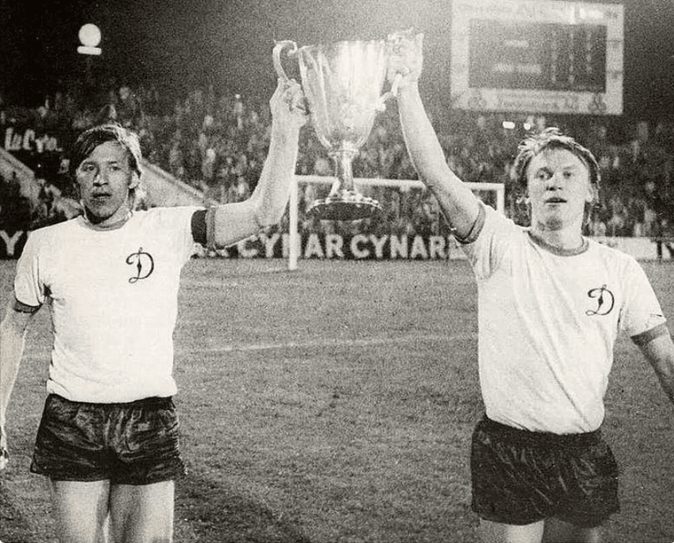 Олег Блохин и Леонид Буряк поднимают над головой Кубок обладателей кубков УЕФА в форме киевского Динамо