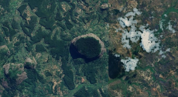 гора, тропический лес, Мозамбик, Google Earth, карты Google Earth, странные места на Земле, странности Google Earth, Google Earth странные места