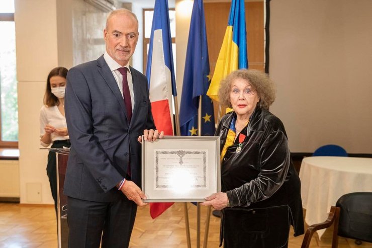 лина костенко, украинская поэтесса, орден почетного легиона, награда франции
