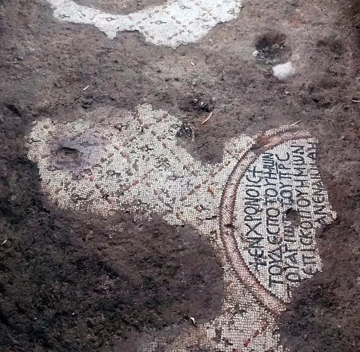 Мозаика, надпись на древнегреческом языке, мозаичный пол, древняя церковь