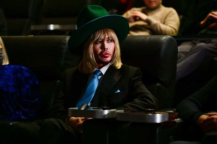 Сергей Зверев сидит в кресле