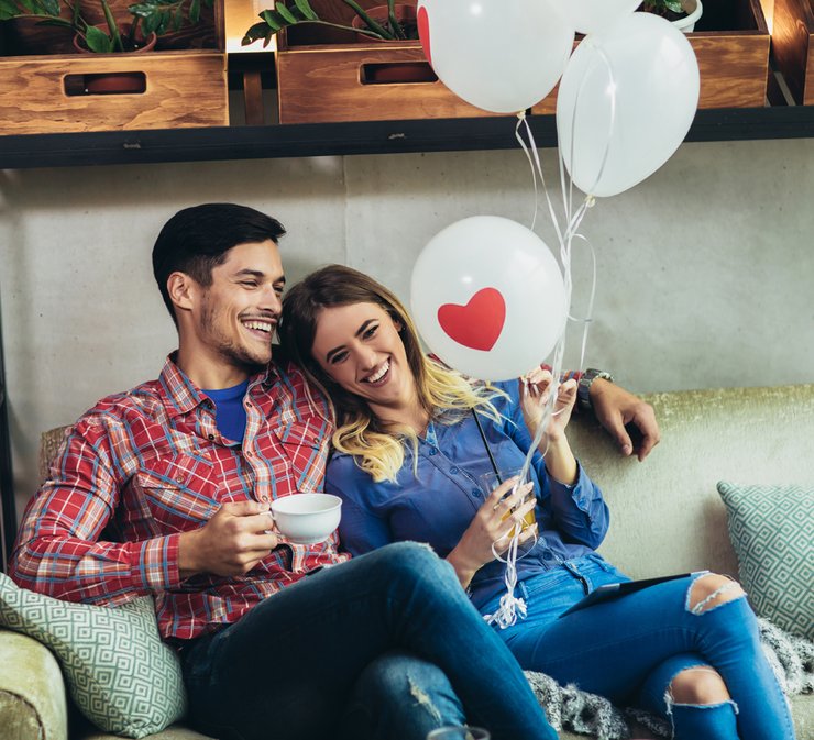 Парочка с шариками - фото