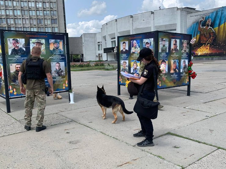 Полиция начала следственные действия из-за повреждения баннера на Аллее Славы в Сумах