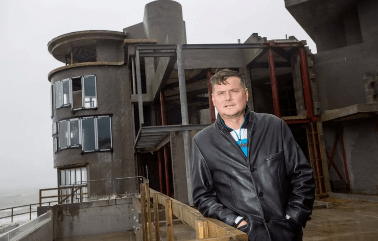 "Самый грустный дом" в Великобритании, одинокий дом на скале, вилла на скале, дорогая недвижимость, дом с плохой историей