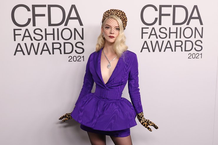 Аня Тейлор-Джой, фіолетова сукня