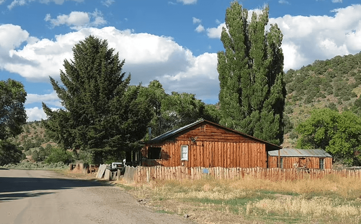 Заброшенный город в США, город-призрак, Айоне, заброшенные здания, руины, в городе живет 2 человека, город в США