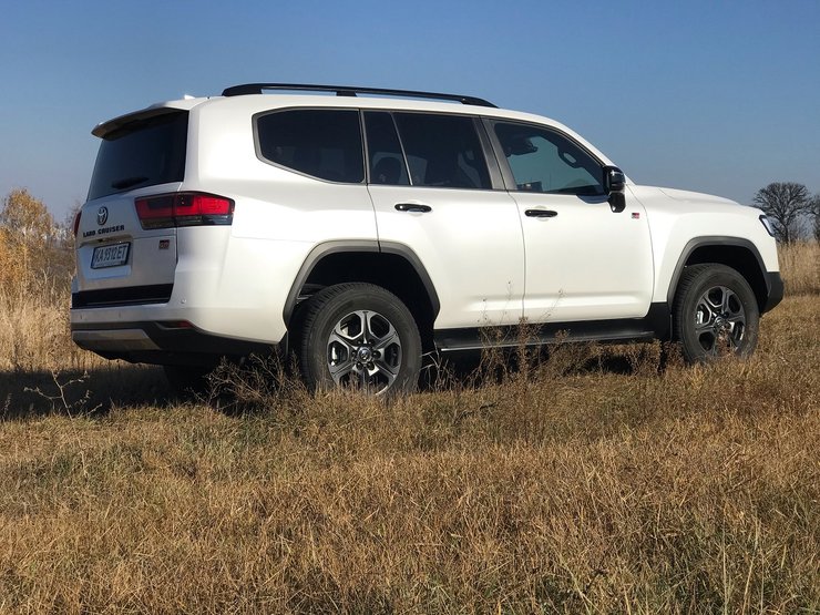 екстер'єр Toyota Land Cruiser 300 GR Sport, зовнішність нового позашляховика Тойота Ленд Крузер 300 фото