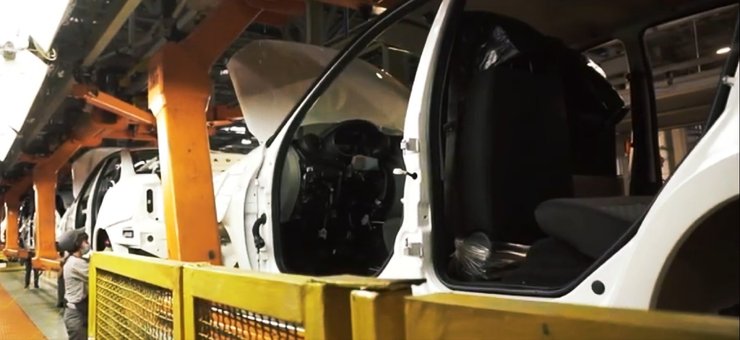 8 июня с конвейера должны сойти первые 68 автомобилей Lada Granta, во много напоминающих советские модели