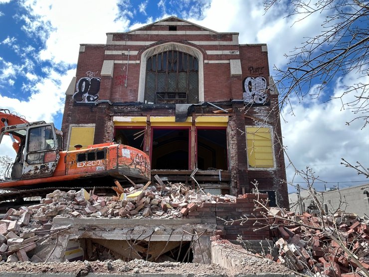 Строители снесли часть исторического здания, дом, городские власти, снос здания, незаконный снос, штраф, строители, бульдозер
