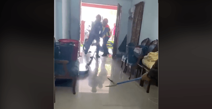 Сотрудники гражданской обороны тянут питона