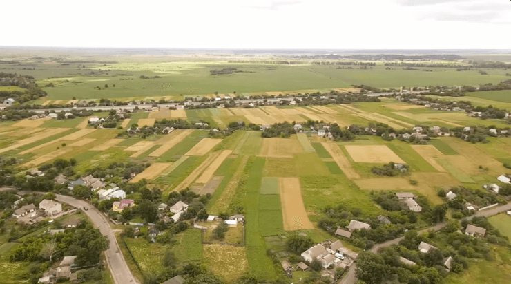 пара переїхала в село село