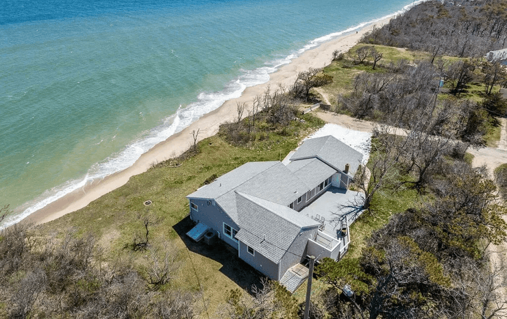 Пляжный домик в США, дом на краю обрыва, дом смоет волнами, риск разрушения, дешевая недвижимость, опасная сделка,