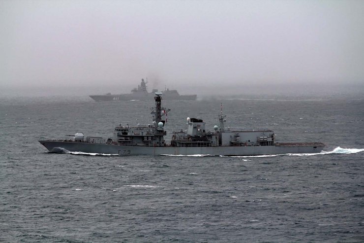 HMS Portland и фрегат Адмирал Касатонов на заднем плане