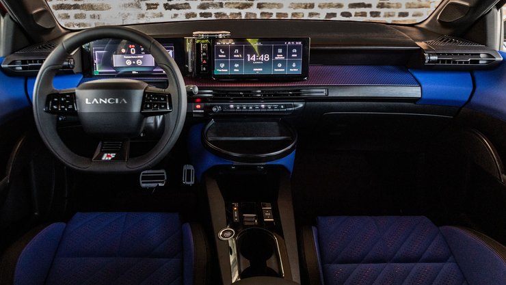 Салон новой Lancia Ypsilon 2025