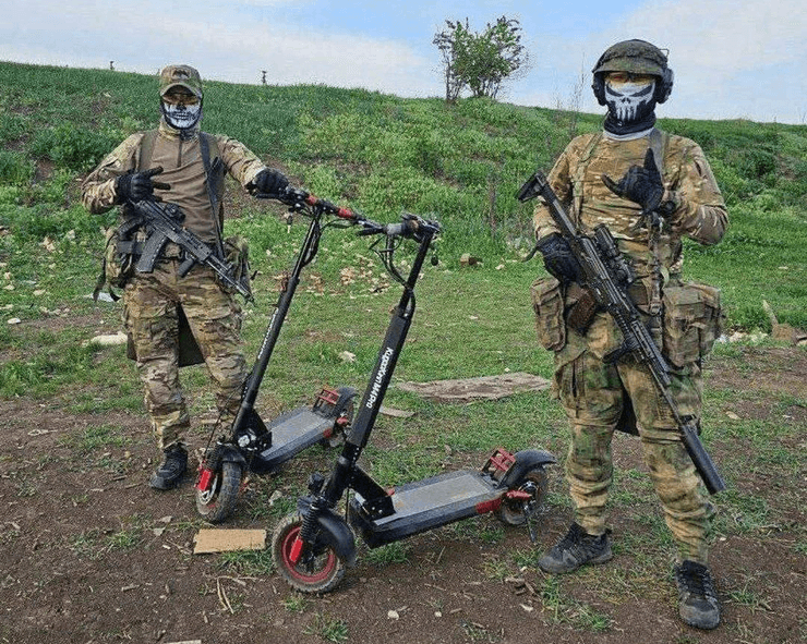 Військові ЗС РФ із самокатами