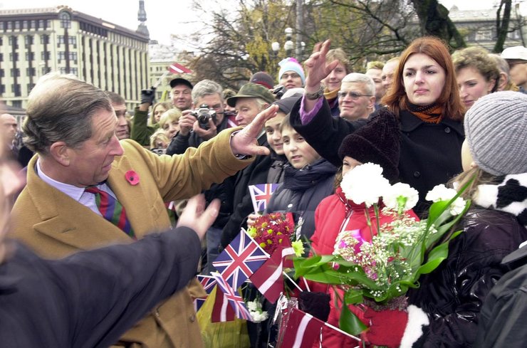 король чарльз, принц чарльз, принц чарльз у ризі