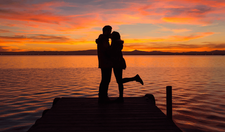 Поцілунок на заході сонця, поцілунок, захід сонця, пірс, закохані, закохана пара, день закоханих