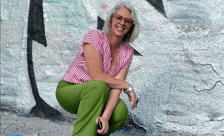 Маргерит Кили позирует у граффити во время путешествия по обмену домами
