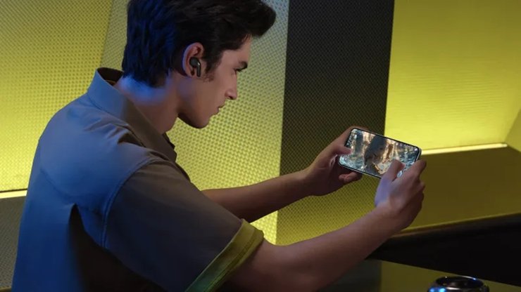 хлопець зі смартфоном