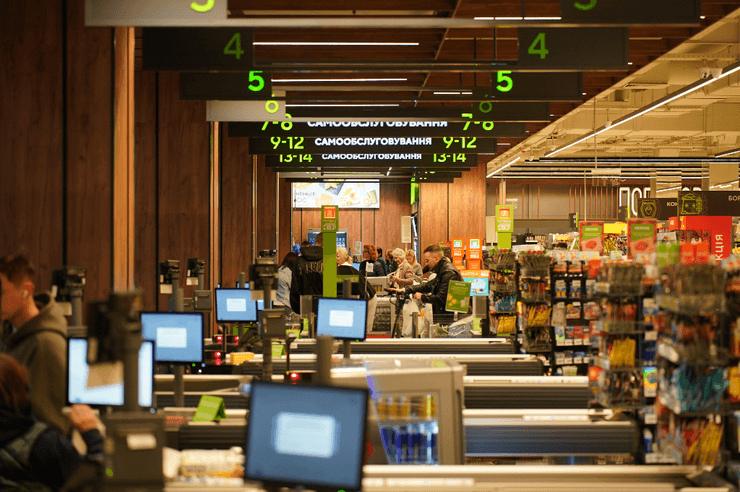 Касова зона з впровадженими касами самообслуговування в одному з супермаркетів NOVUS