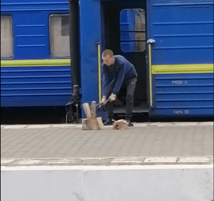 дрова, проводник рубит дрова, уз, укрзализныця, поезда