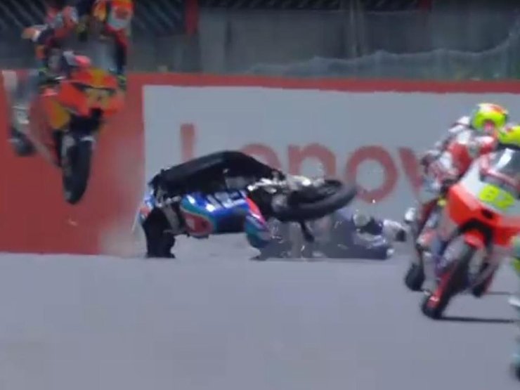 Момент аварии. Дюпаскье (синий мотоцикл) и Сасаки (красный мотоцикл)