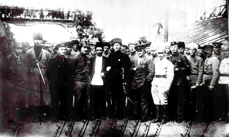 ПОД СОВЕТСКИМ КОНТРОЛЕМ. Вошедшая в Баку Красная армия, 1920 г.