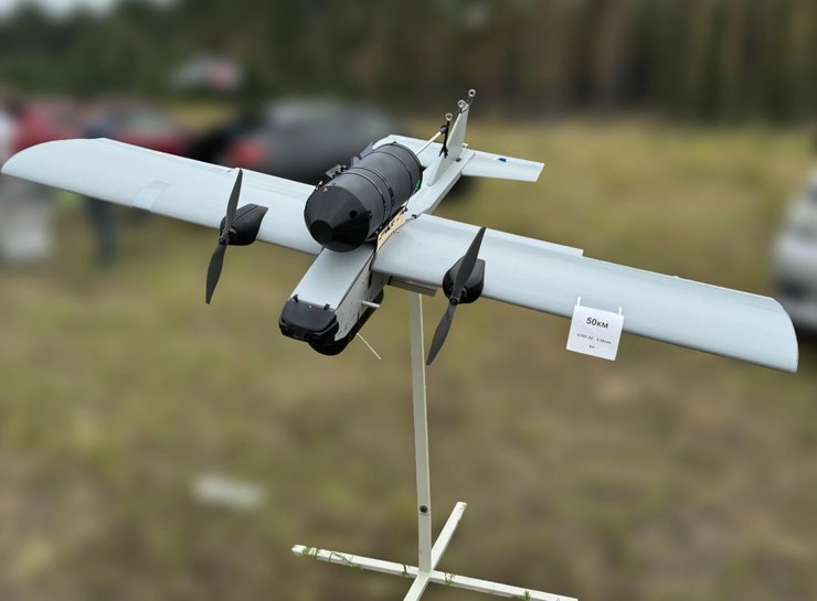 Дрон самолетного типа на оптоволокне