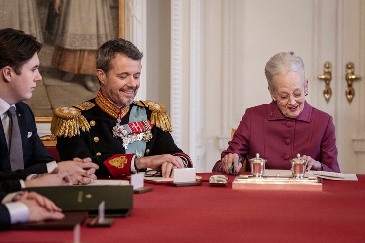 Новоиспеченный король Дании Фредерик Х принял престол от матери Маргрете II