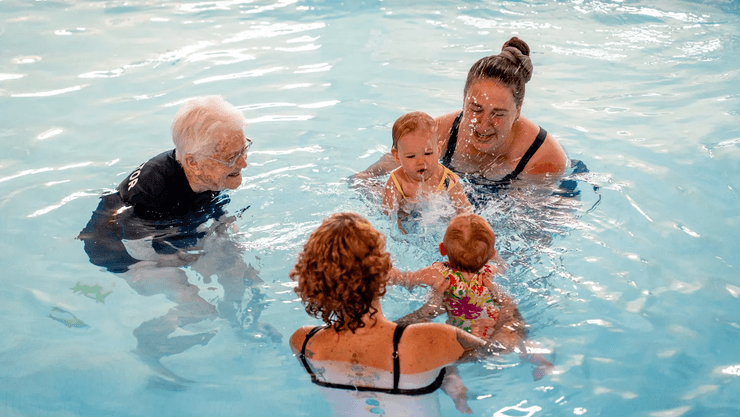 102-річна інструкторка з плавання, секрет довголіття, пенсіонерка, літня жінка, вчить дітей плавати,