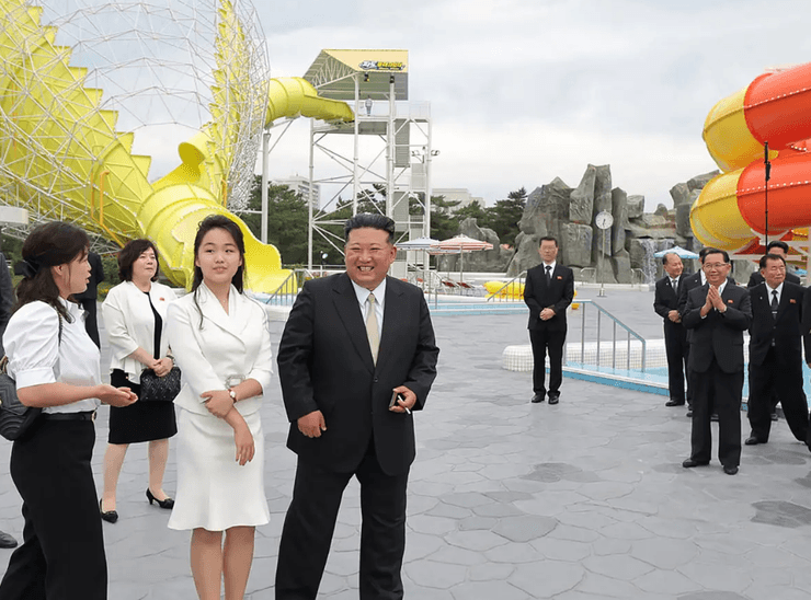 Кім Чен Ин показує курорт Вонсан-Кальма