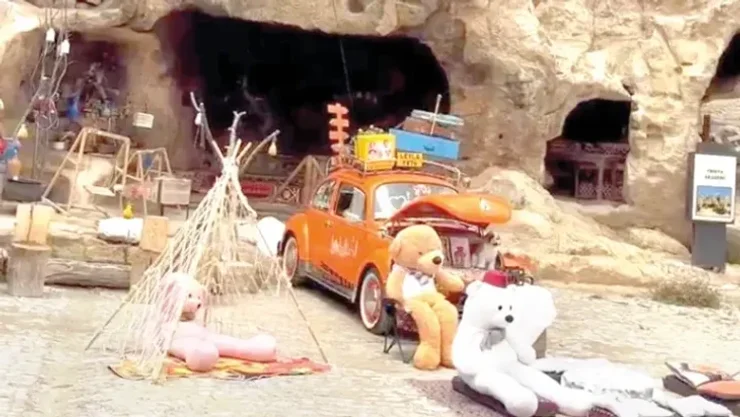 возле гробницы расставили игрушки и аттракционы