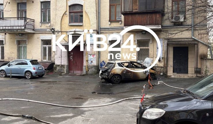 Во дворе жилого дома горел автомобиль Nissan Leaf во дворе жилого дома