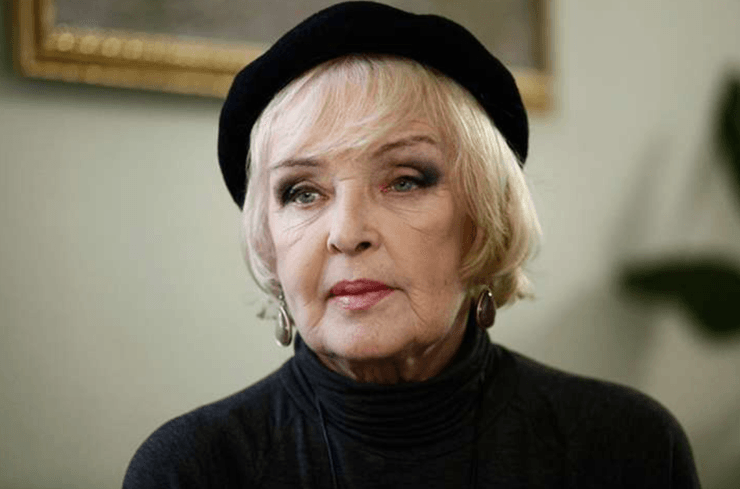 Ада Роговцева у чорному костюмі