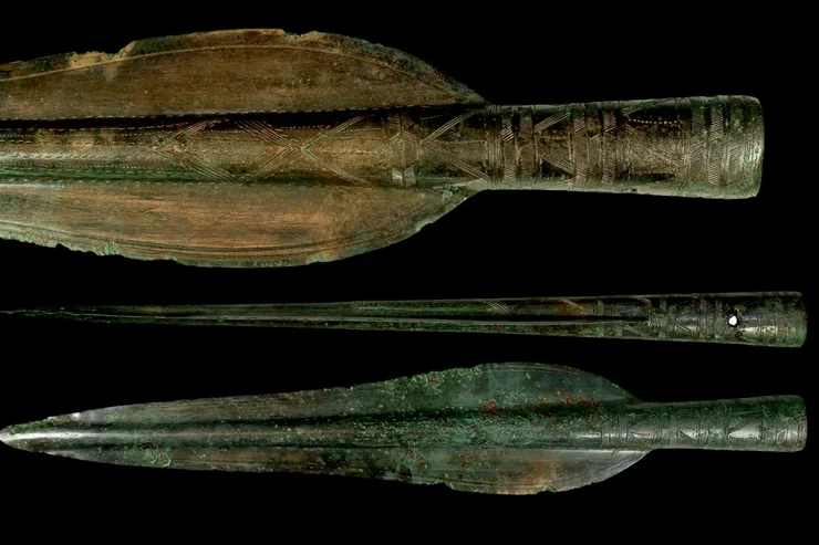 списков артефакт оружие находка археология узоры бронза